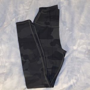 Alo Yoga Black/Gray Camo Leggings